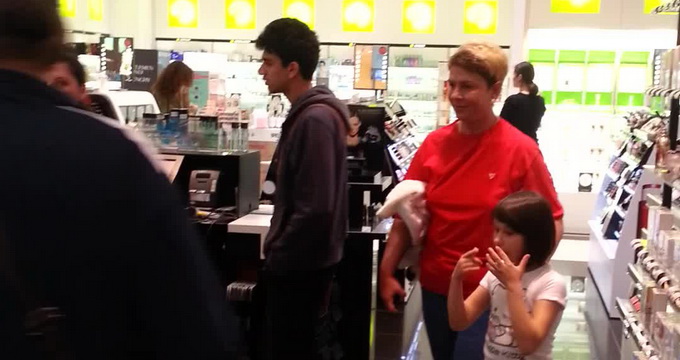 Teo si fiica sa, Maia, si-au cumparat produse cosmetice din mall