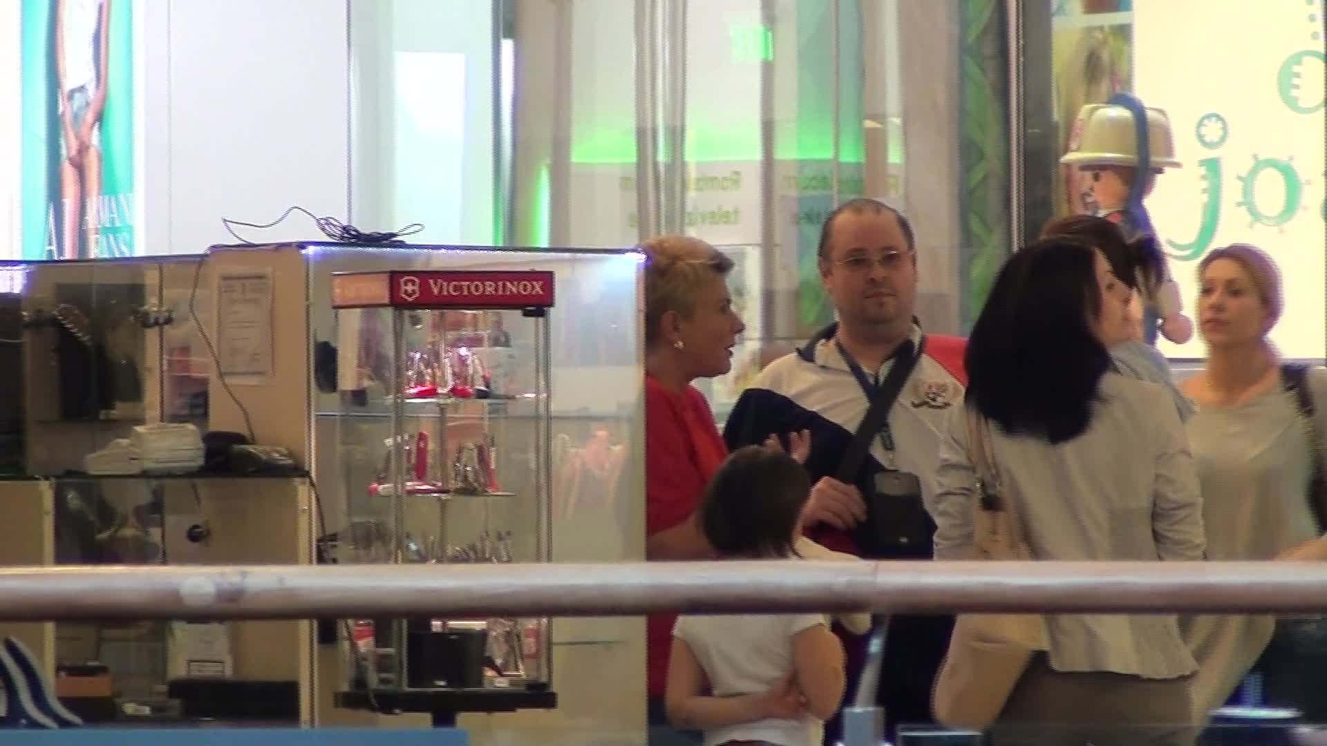 La iesirea din parfumerie, Teo, Maia si Domn Profesor s-au intalnit intamplator cu o gasca de fete, cu care au stat de vorba cateva minute