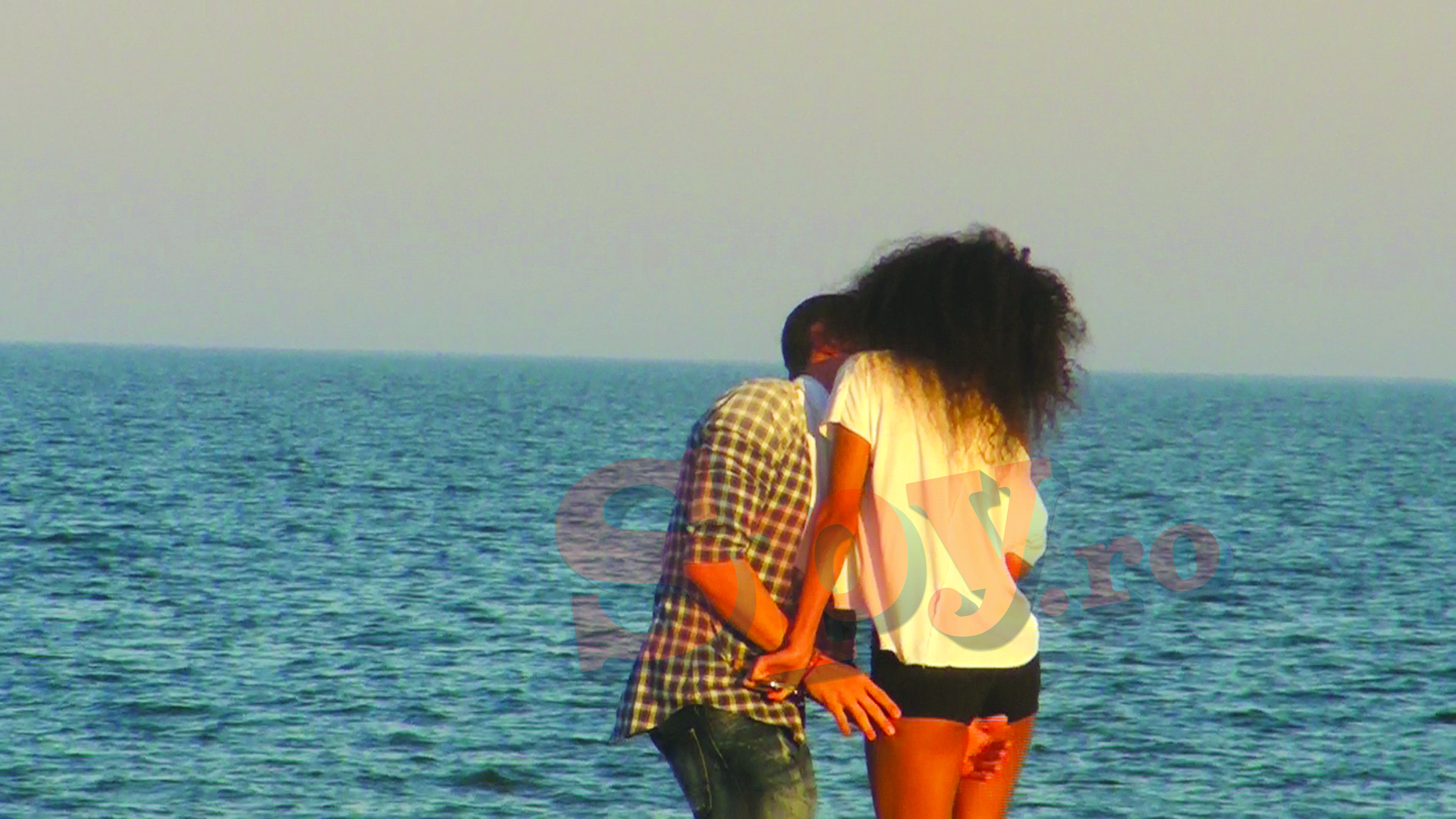 Despartita de Lucian, dar inca nutrind sentimente pentru el, Agnes Matoko a preferat totusi o harjoneala la malul marii cu baiatul de oras poreclit 