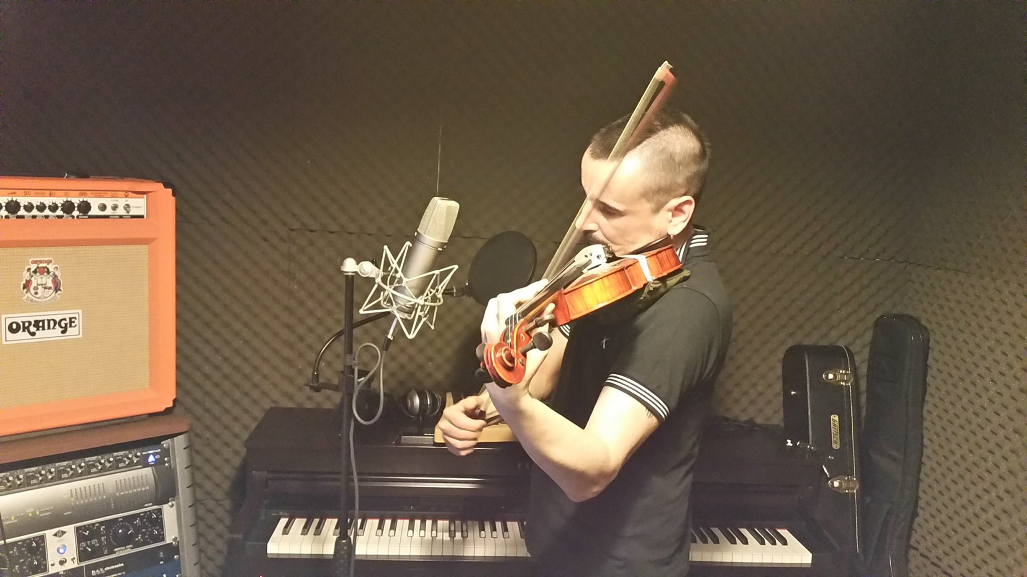 Cornel lucreaza de dimineata pana seara in studioul sau din Londra