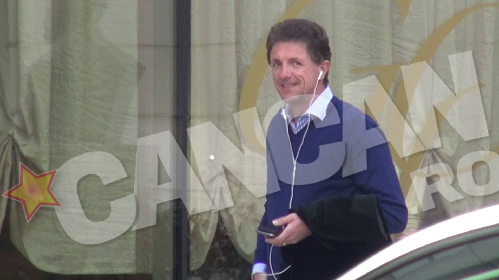 Gica Popescu rade in hohote in timp ce vorbea la telefon