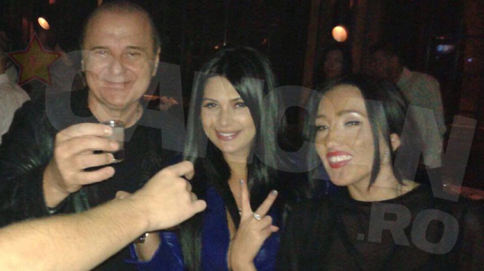 Nick s-a distrat de minune in compania focoasei brunete. Aura este exact pe gustul lui