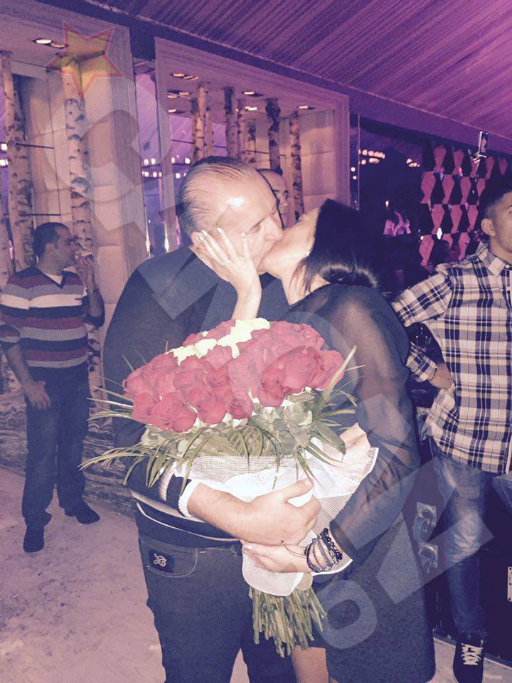 Nick este un barbat galant si a avut grija sa-si surprinda iubita cu un buchet imens de flori