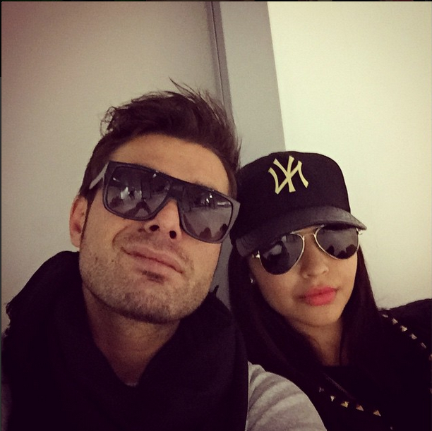 Mutu si Sandra pozeaza ca doi indragostiti