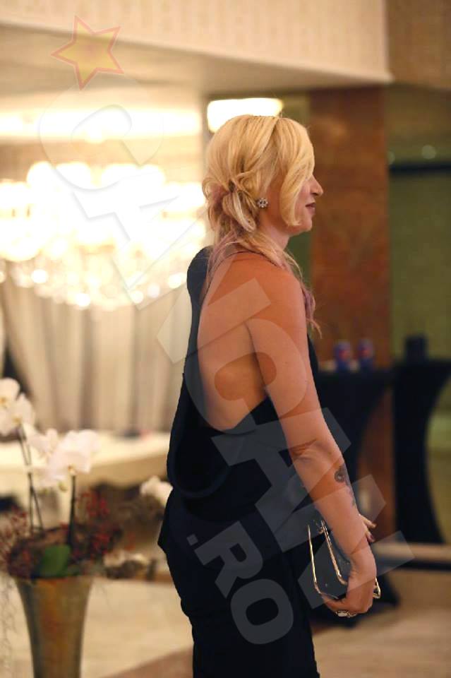 Vedeta TV a purtat o rochie cu vedere la spate