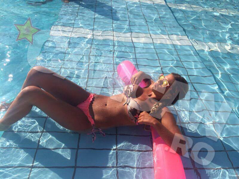 Rosaria s-a pozat la piscina