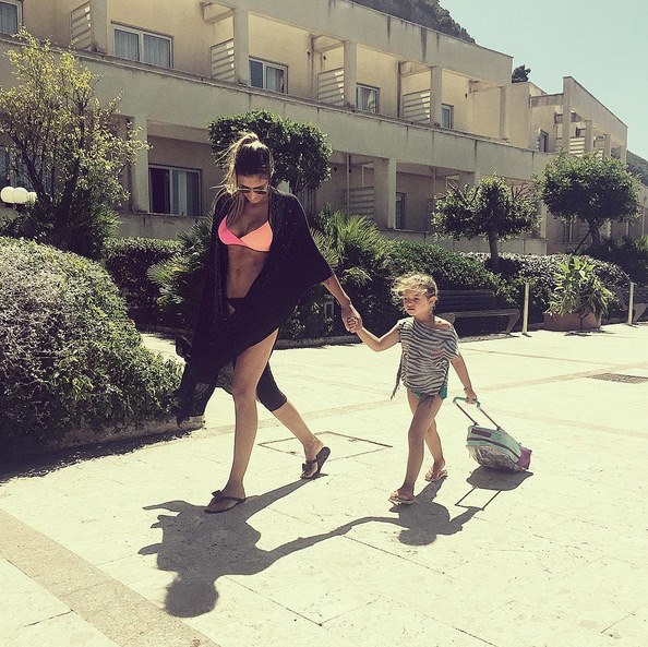 Antonia, in costum de baie, alaturi de fiica sa, Maya