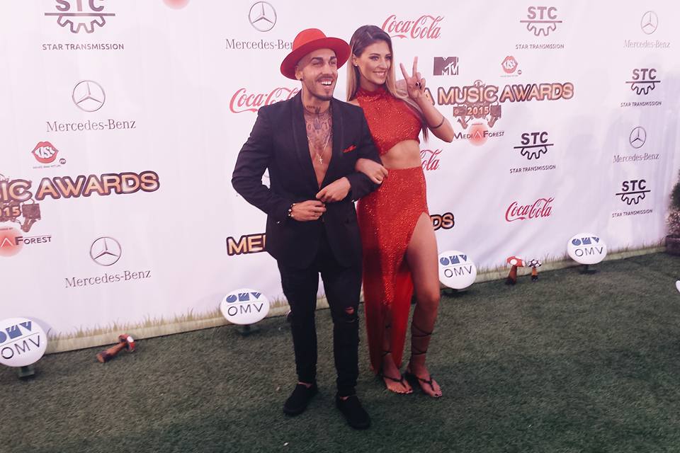 Alex Velea este imbracat foarte ciudat