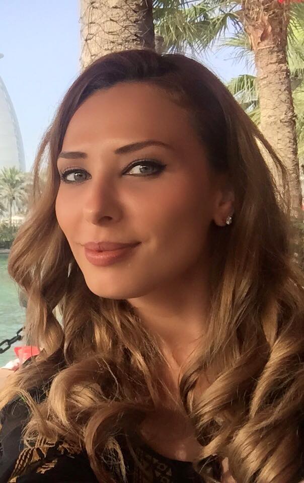 Cladirea din spatele selfiu-lui facut de Iulia Vântur este emblematică pentru Dubai.