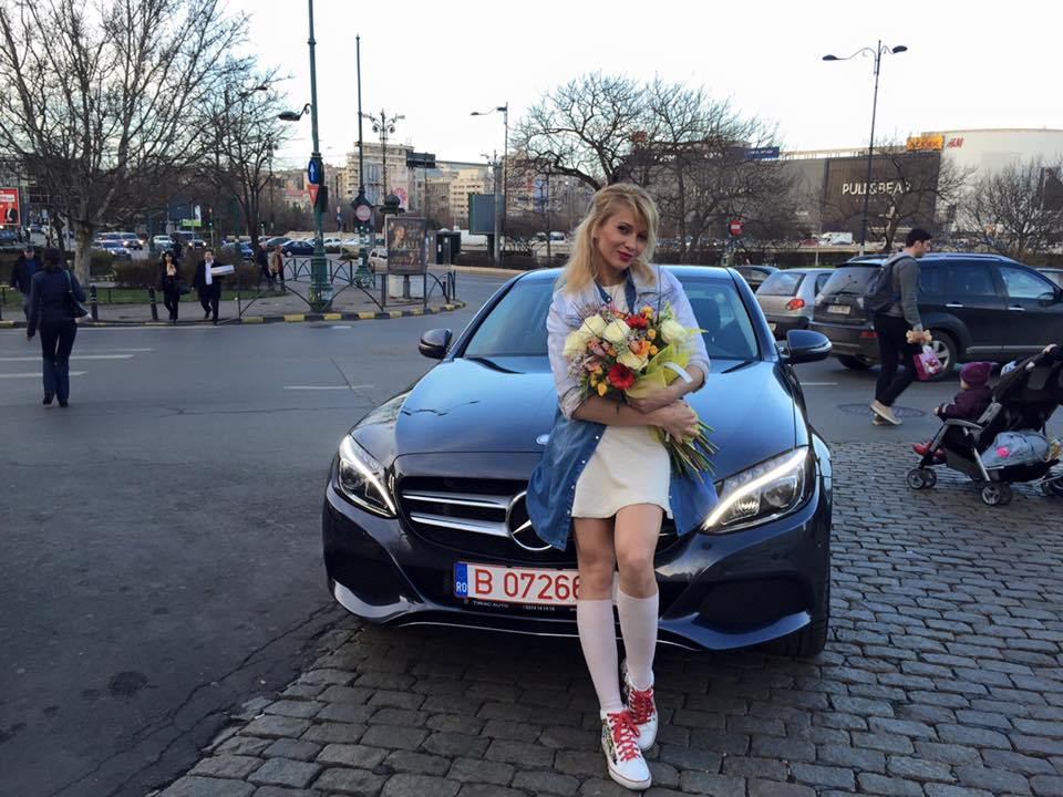 Lora a primit o bijuterie de maşină de Mărţişor