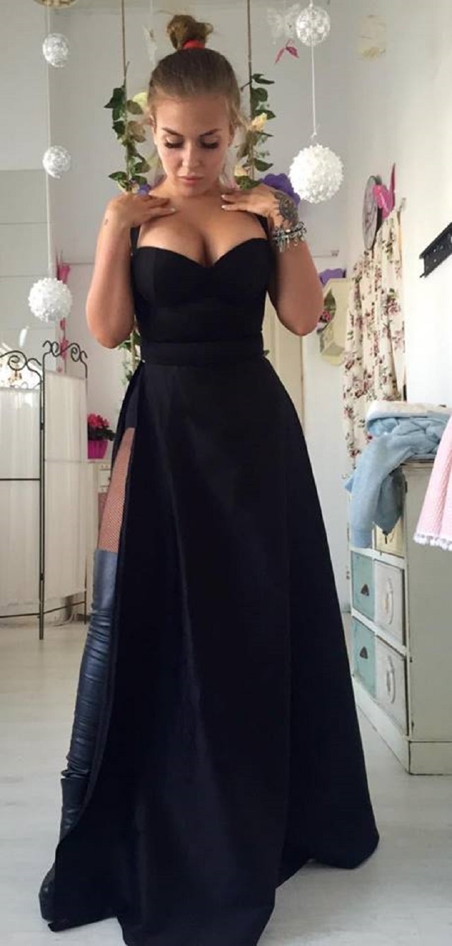 Oana Radu, cu sânii la vedere