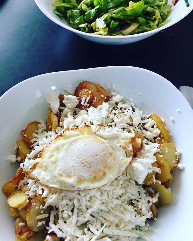 Tavi Clonda, la masă