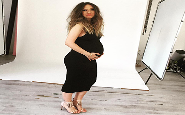 Adelei Popescu i-a crescut burta de gravidă