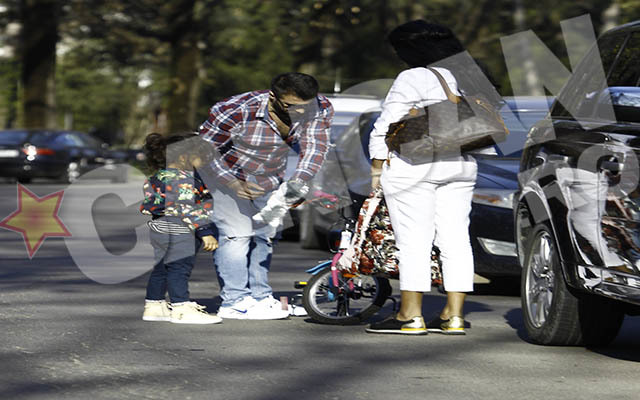 Laurette şi Mihai şi-au dus fetiţa în parc.