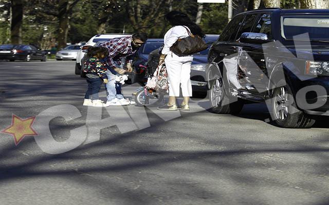 Laurette şi Mihai şi-au dus fetiţa în parc.