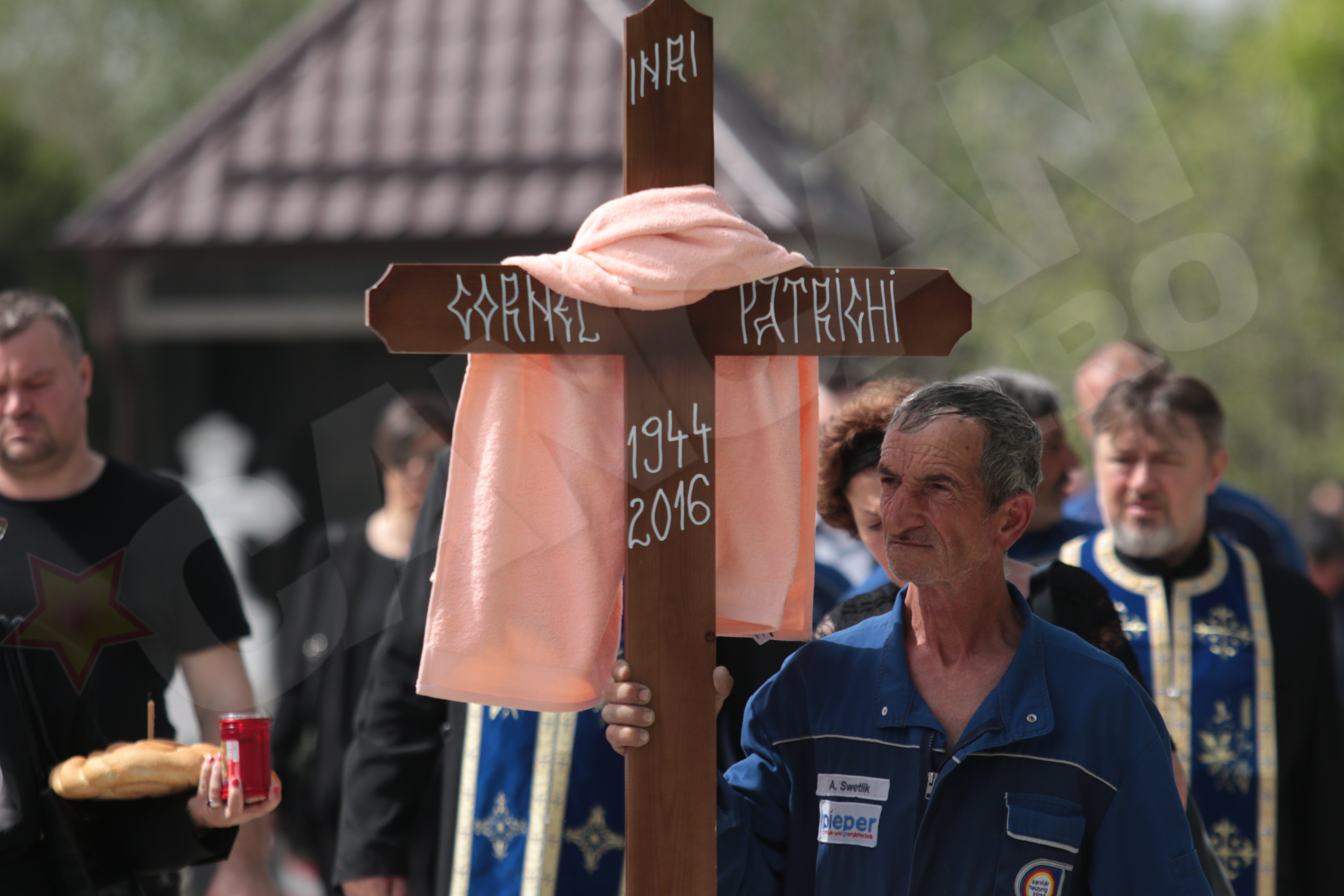 Slujba de înmormântare s-a terminat, la orele prânzului