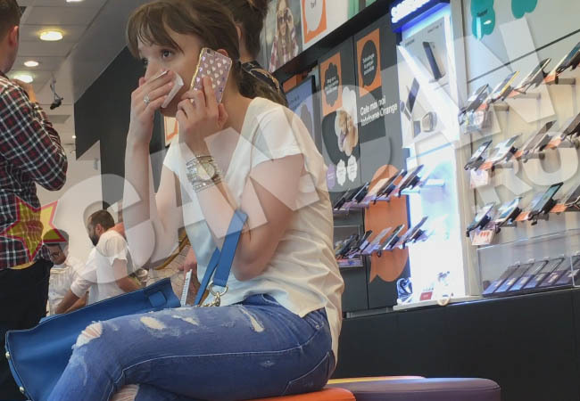 Lidia Vadim îşi cumpără un telefon