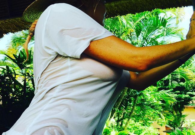 Delia cu sânii la vedere!