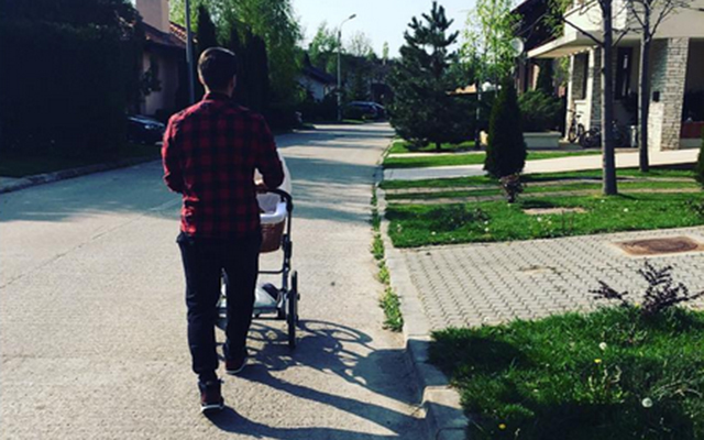 În fotografia postată pe Instagram, Sore l-a surprins pe avocatul Mircea Julean în timp ce se implica alături de ea în organizarea primelor plimbări ale micuţei Erin.