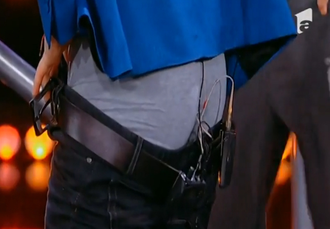 Mihai Bendeac şi-a arătat fundul la TV.