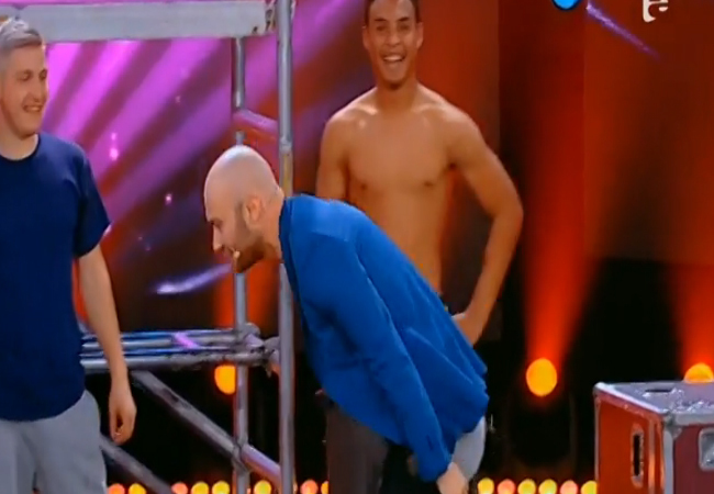 Mihai Bendeac şi-a arătat fundul la TV.