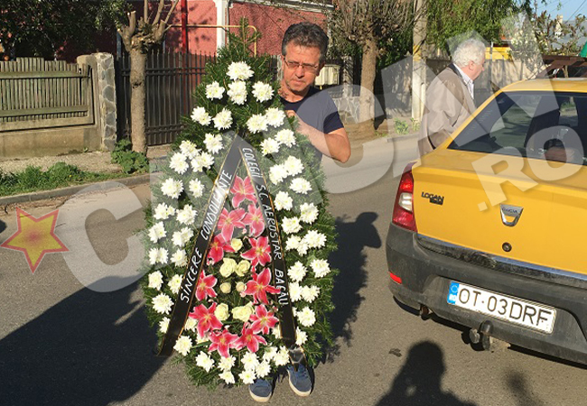 Oamenii îi aduc coroane cu flori lui Nicolae Diaconescu.