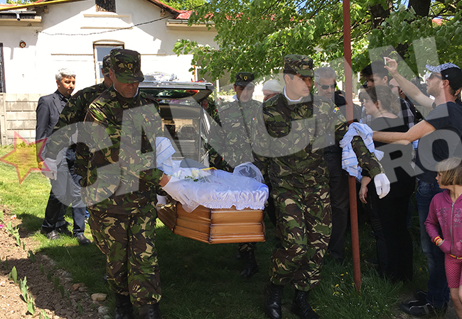 Trupul neînsufleţit al lui Nicolae Diaconescu a fost băgat în biserică.