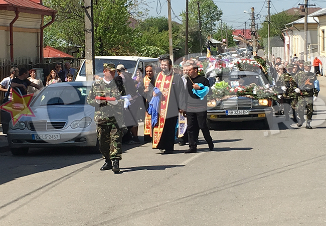 Sicriul cu trupul neînsufleţit al lui Nicolae Diaconescu este scos din casă şi dus la cimitir.