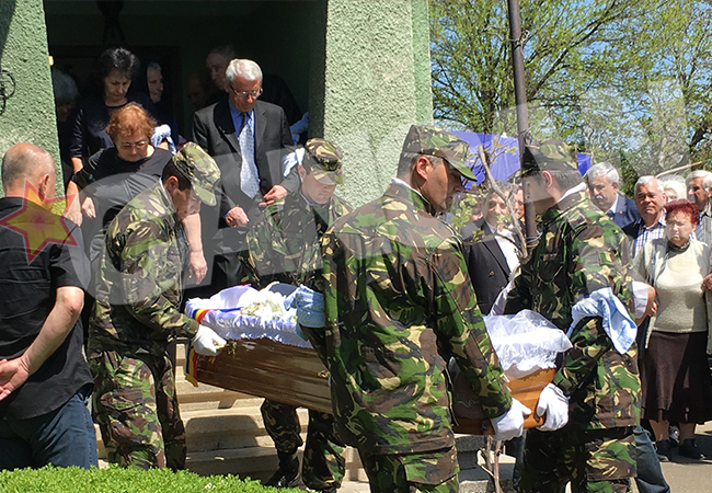 Sicriul cu trupul neînsufleţit al lui Nicolae Diaconescu este scos din casă şi dus la cimitir.