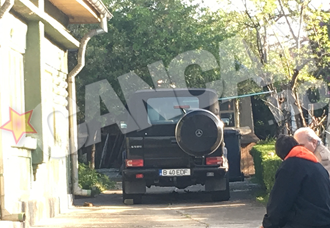 Maşina lui Dan Diaconescu este parcată în curtea casei din Caracal, unde se află trupul neînsufleţit al tatălui său.