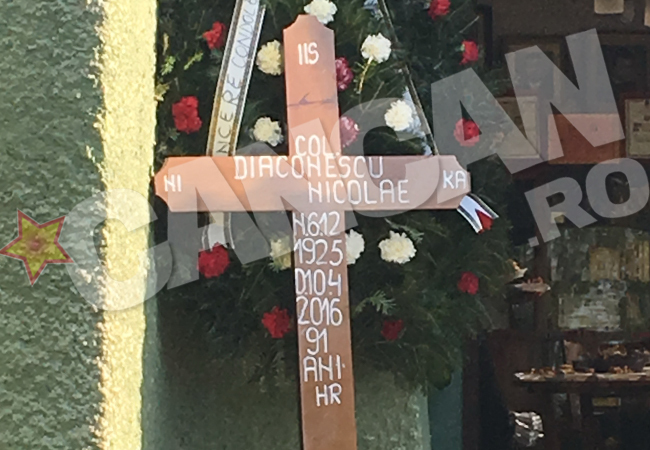 Crucea tatălui lui Dan Diaconescu a fost scoasă afară, semn că pregătirile de înmormântare sunt în toi.