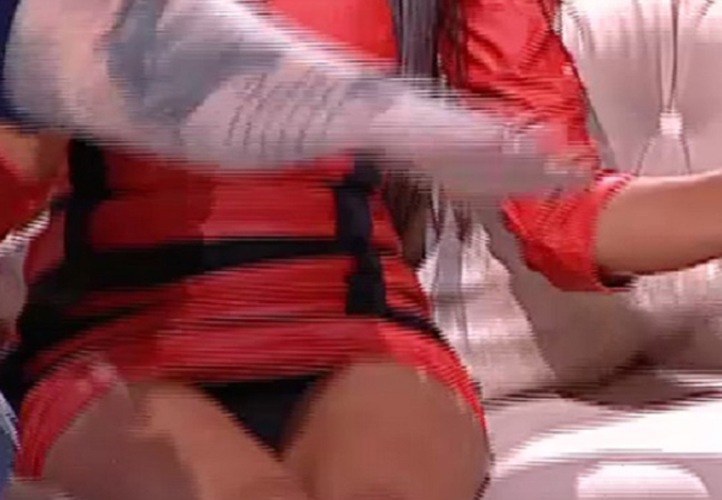 Gabriela Cristoiu a arătat la TV ce are sub rochie.