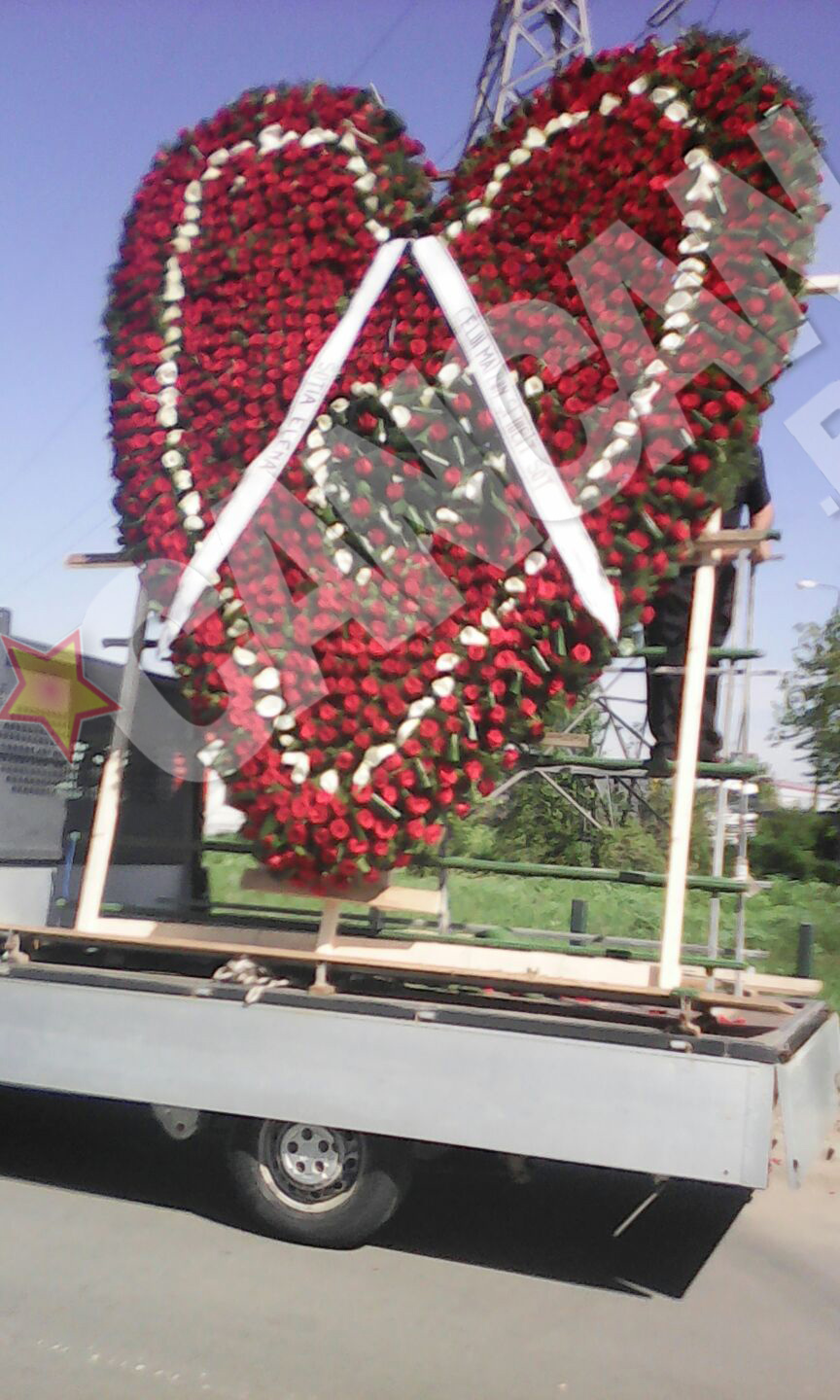 Soţia lui Fane Spoitoru i-a adus o coroană de flori în formă de inimă.