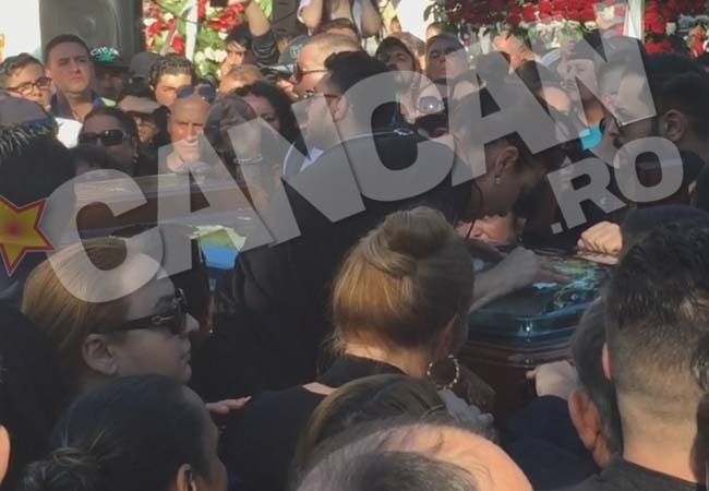 În timpul înmormântării, Elena, soţia lui Fane Spoitoru, a stat lipită se sicriu.