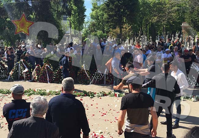 Drumul până la cimitir a fost presărat cu petale de trandafiri.