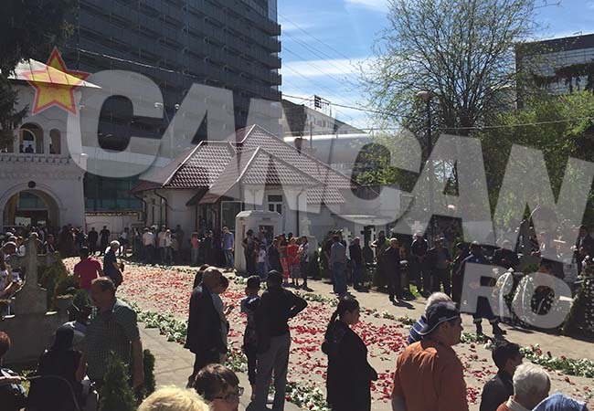 Drumul până la cimitir a fost presărat cu petale de trandafiri.