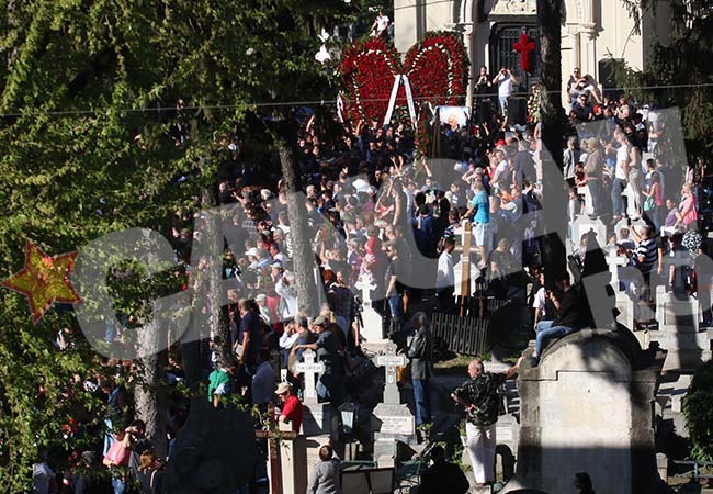 Coroanele de flori care i-au fost aduse lui Fane Spoitoru sunt imense.