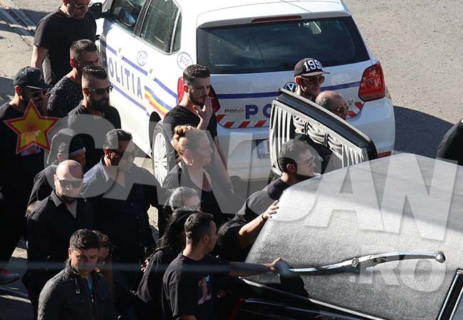 Un tânăr fuma în timp ce trupul neînsufleţit al lui Fane Spoitoru era dus la cimitir.