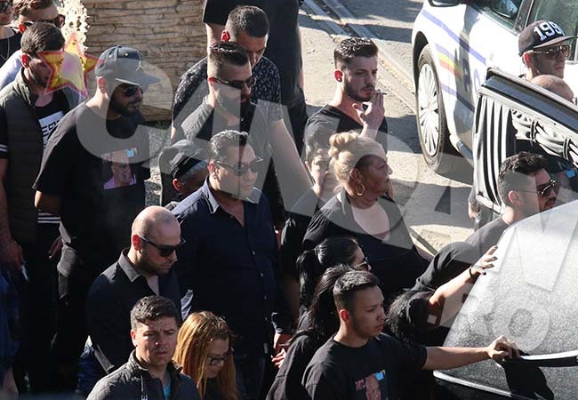 Un tânăr fuma în timp ce trupul neînsufleţit al lui Fane Spoitoru era dus la cimitir.