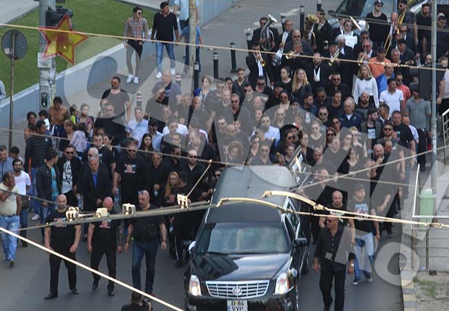 Trupul neînsufleţit al lui Fane Spoitoru a fost trandportat de o maşină de lux care avea numărul B 84 VYP