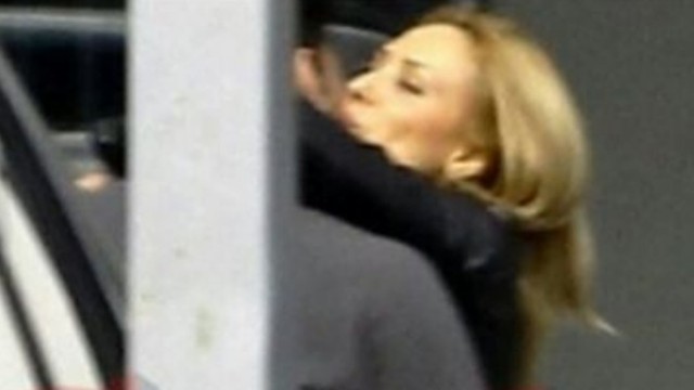 Iulia Vântur şi Salma Khan se sărută în aeroportul din Dubai (foto-thereveillenwu.com)