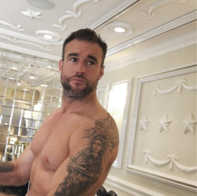 Acesta se fotografiază deja în ipostaze sexy, pentru domniţele care vor să o înlocuiască pe Mădălina.