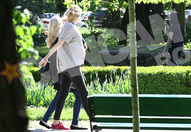 Valentina Pelinel s-a plimbat cu o prietenă în parc.