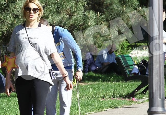 Valentina Pelinel s-a plimbat cu o prietenă în parc.