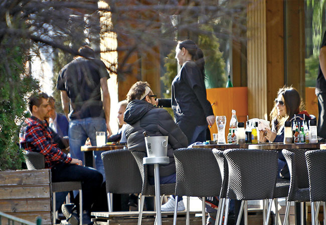 Florin Piersic Jr. şi iubita lui au profitat de timpul frumos şi au stat la terasă mai bine de o oră, timp în care au râs mult, semn că relaţia lor este una frumoasă.