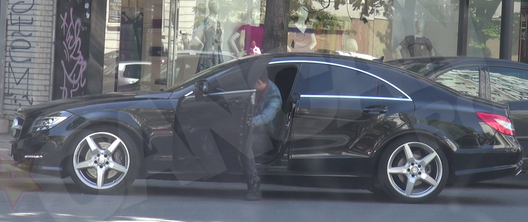 Limuzina era condusă de iubitul brunetei