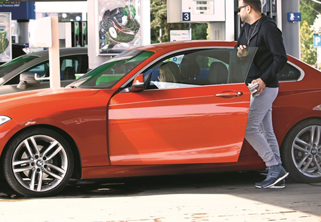 Mihai Morar a fost surprins la o benzinărie. Soţia lui l-a aşteptat în maşină.