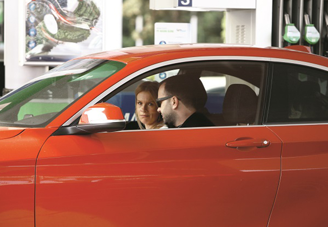 Mihai Morar a fost surprins la o benzinărie. Soţia lui l-a aşteptat în maşină.