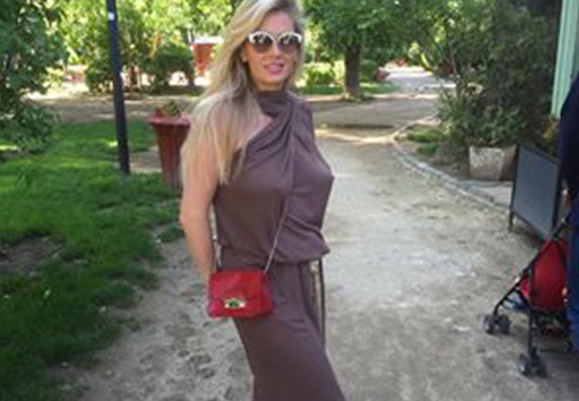 Andreea Bănică a ieşit la plimbare într-o rochie la care nu a purtat sutien.