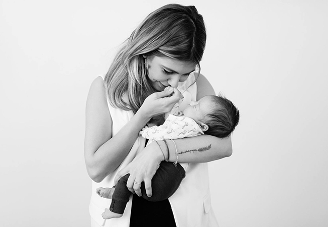 Sore a fost fotografiată în timp ce pupa mânuţa fiicei sale.